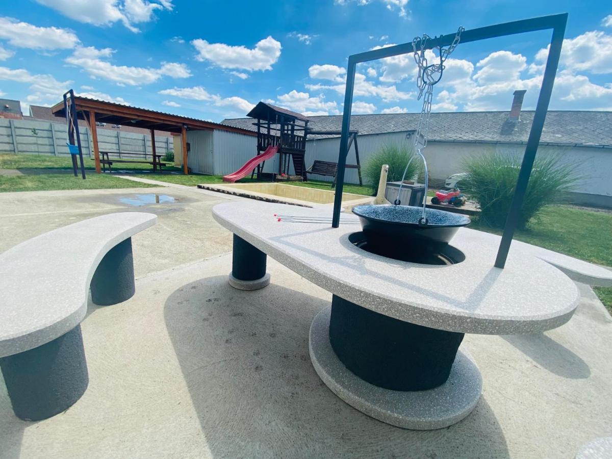 Pandora Pool Apartman Hajduszoboszlo Luaran gambar